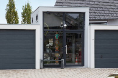 Garage de grandes dimensions utilisé comme atelier