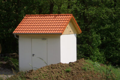 Station de pompage avec toit à double pente